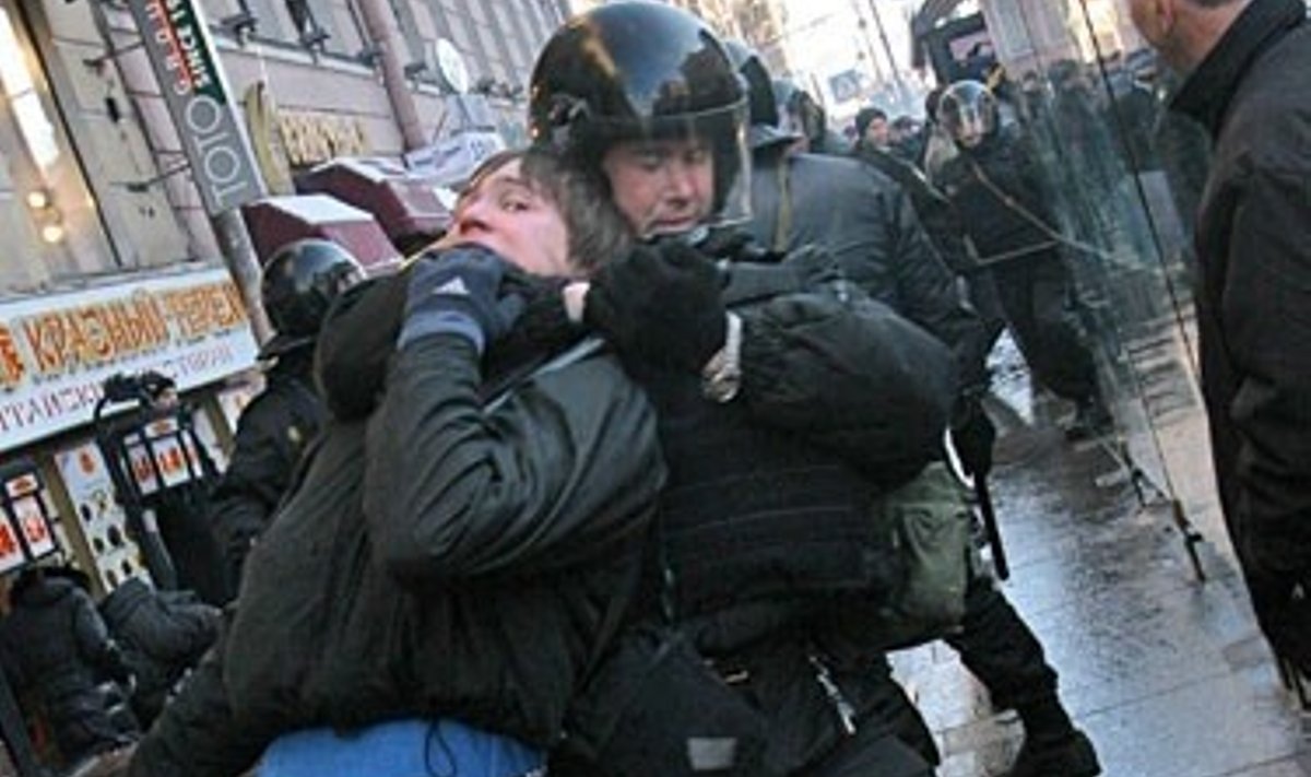 Milicinkas veda per protesto akciją Sankt Peterburge sulaikytą nacionalistą.