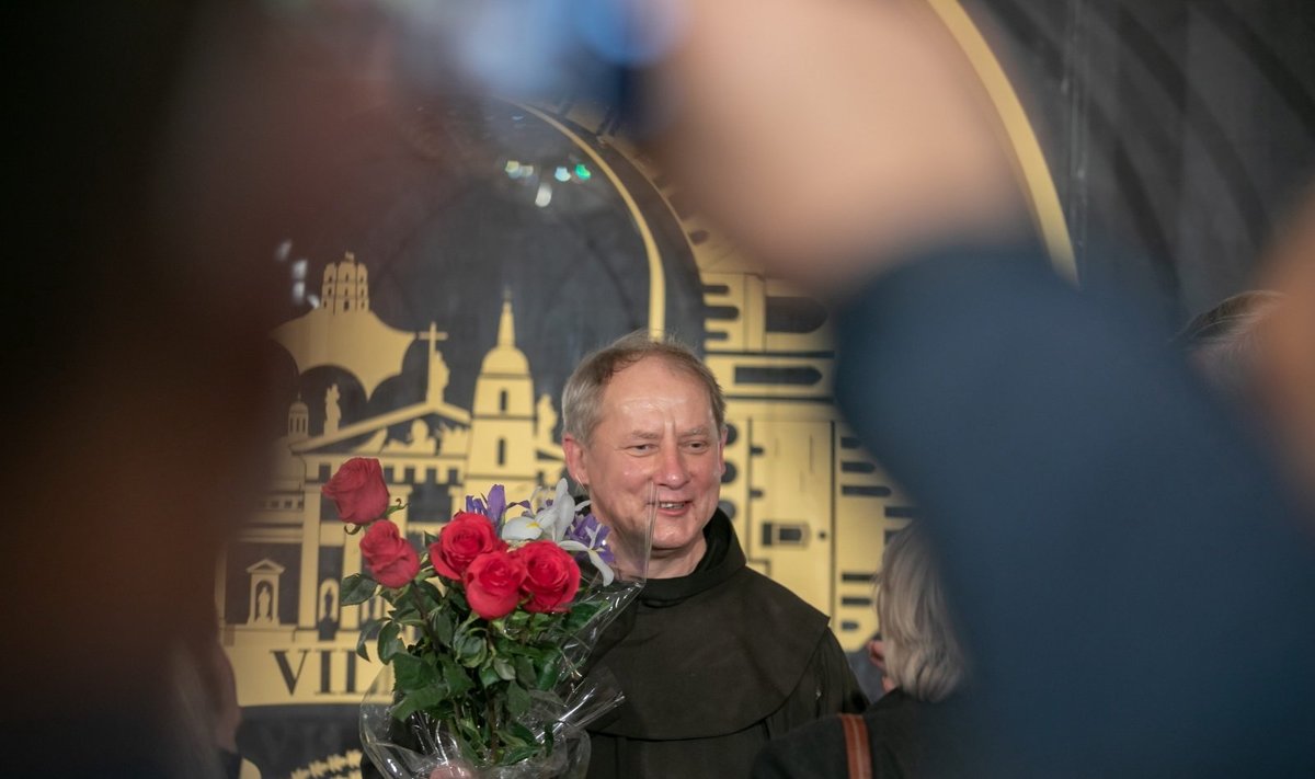Kunigui Juliui Sasnauskui įteiktos Vilniaus garbės piliečio regalijos