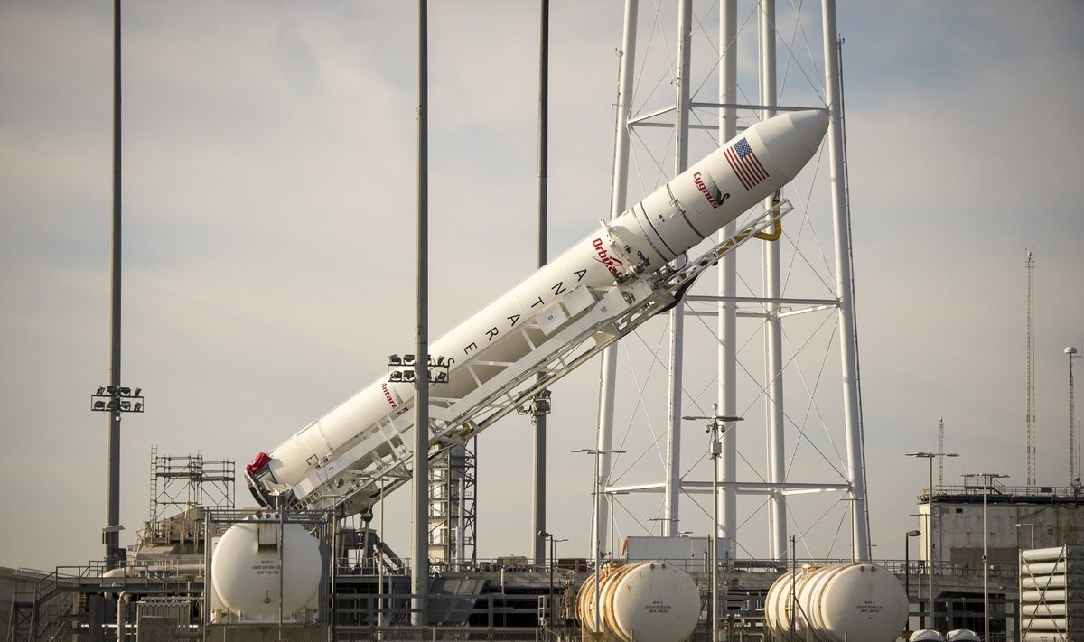 Pakilimui ruošiama raketa "Antares" su pirmaisiais lietuviškais palydovais