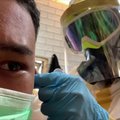 Indonezijos kirpėjas pasigamino apsauginį kostiumą nuo koronaviruso