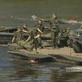 Pratybose Jonavos rajone kariai kėlėsi per upę pontoniniu tiltu