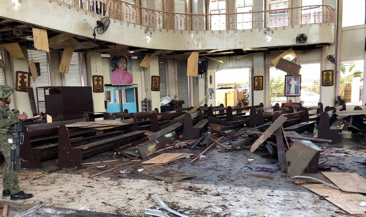 Pietų Filipinuose per du sprogimus bažnyčioje žuvo 17 žmonių 