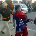 Indijoje 4 policininkai žiauriai sumušė moterį, pasiskundusią vairuotojo priekabiavimu