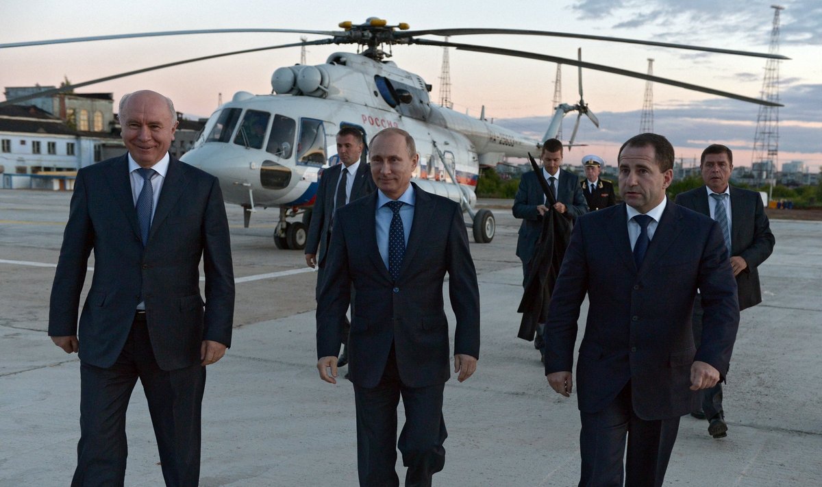 Vladimiras Putinas (viduryje), Michailas Babičius (dešinėje)