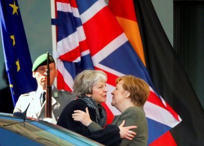 Angela Merkel ir Theresa May