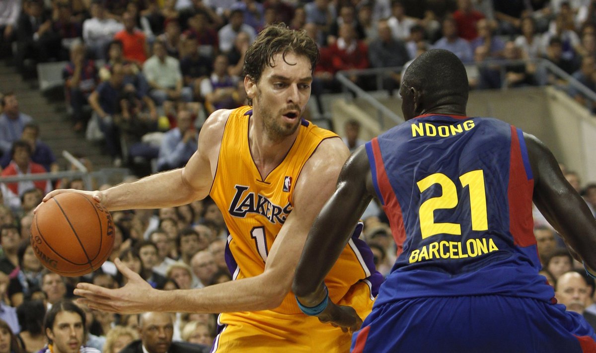 Pau Gasolis ("Lakers") ir Boniface'as Ndongas ("Barcelona")