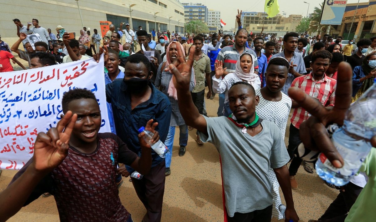 Sudane tūkstančiai protestuotojų reikalavo teisingumo dėl 2019 metais žuvusių demonstrantų