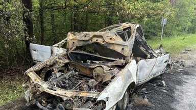 Gaisras Juodšiliuose: užsiliepsnojo „Audi 100“, nukentėjo vyras