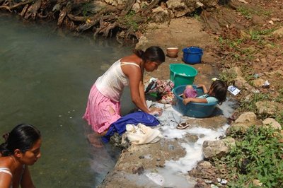 Gvatemala. Moteris skalbiasi
