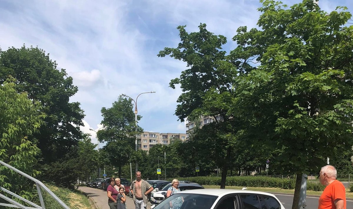 Машина заехала в дом Машина заехала в дом