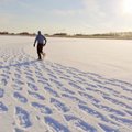 Menininkas filmui „Drakonas“ unikalų piešinį ant sniego kūrė specialiais batais