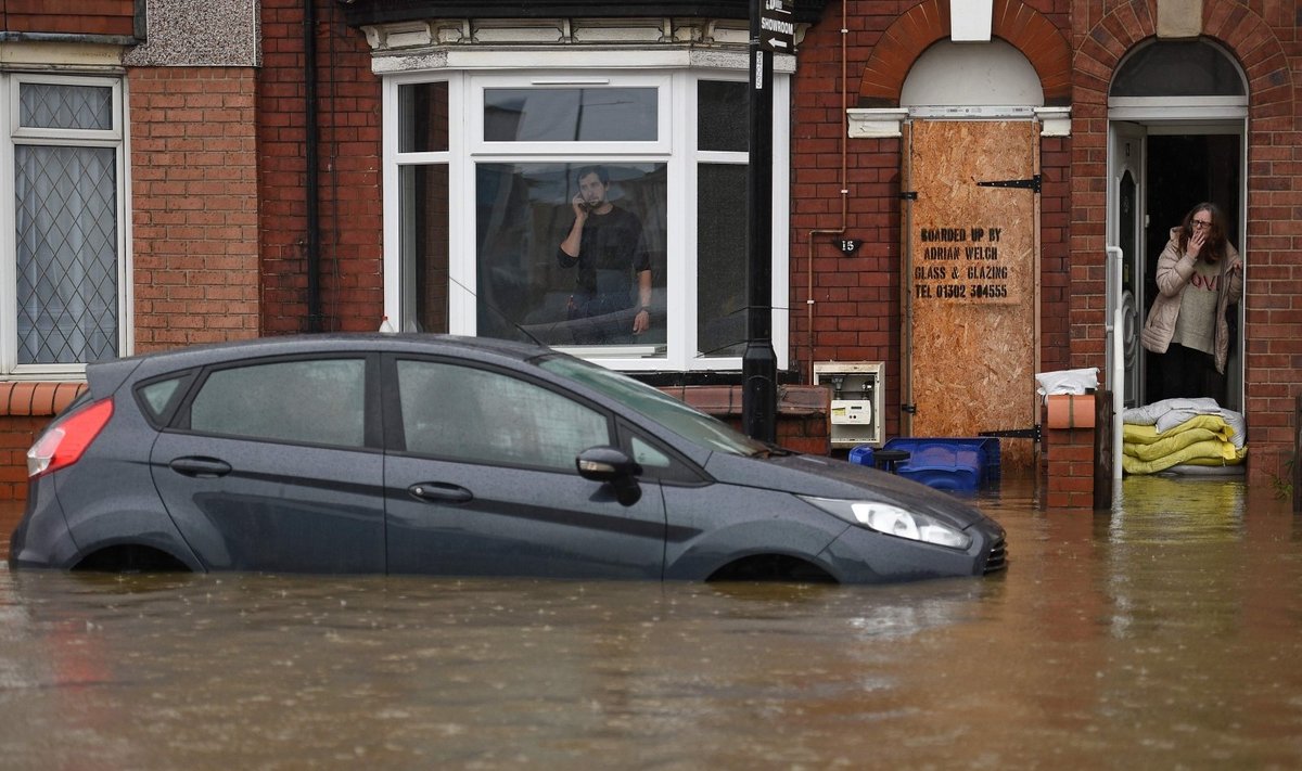 Smarkios liūtys Anglijoje nusinešė vieną gyvybę, potvyniai užliejo gatves