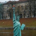 В Вильнюсе в реке Нерис стоит "Статуя свободы"
