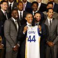 Iki ašarų: pokštavęs B. Obama nusilenkė NBA čempionams