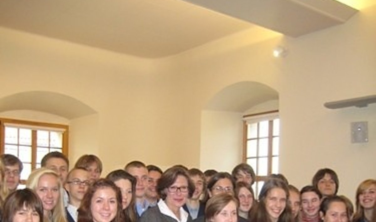 JAV ambasadorė Anne E. Derse su moksleiviais