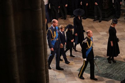 Karalienės laidotuvėse – ir princas George'as bei princesė Charlotte