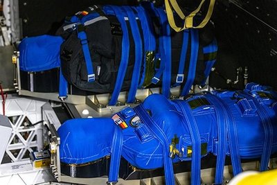 Manekenės Helga ir Zohar, paruoštos skrydžiui į Mėnulį. NASA/LM/DLR nuotr.