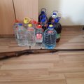 Policija apsilankė Kelmės rajone – rastas šautuvas, šoviniai ir „naminukė“