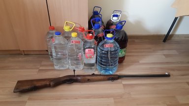 Policija apsilankė Kelmės rajone – rastas šautuvas, šoviniai ir „naminukė“