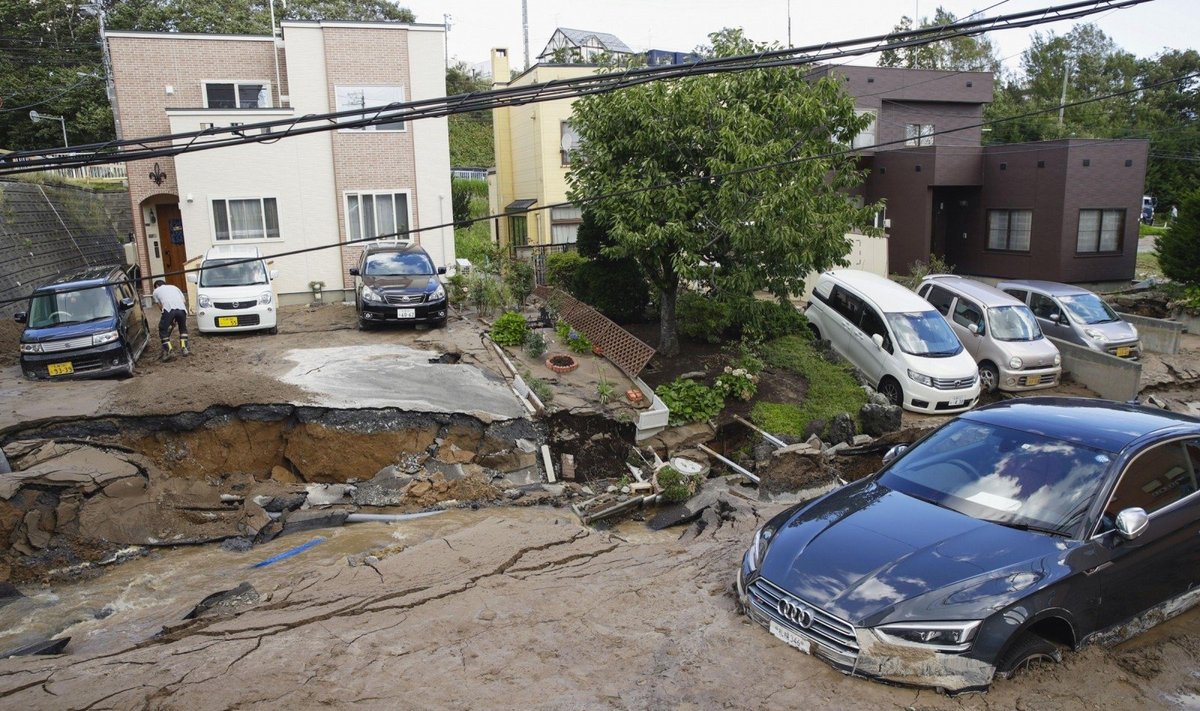 Žemės drebėjimas Japonijoje sukėlė nuošliaužų