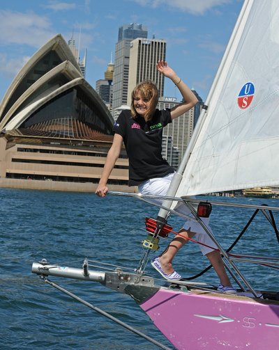 16-etė australė Jessica Watson išplaukė į kelionę aplink pasaulį.