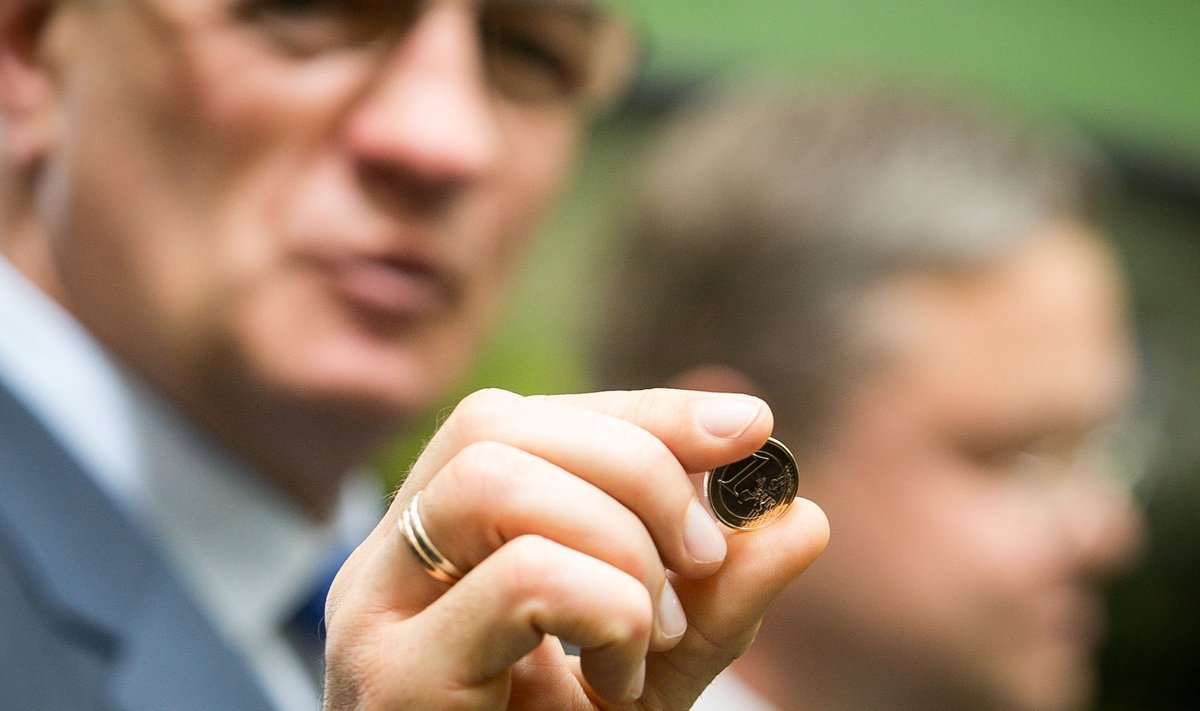 PM Algirdas Butkevičius shows off euro coins