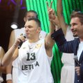 Krepšininkas Š. Jasikevičius kartu su M. Mikutavičiumi scenoje uždainavo