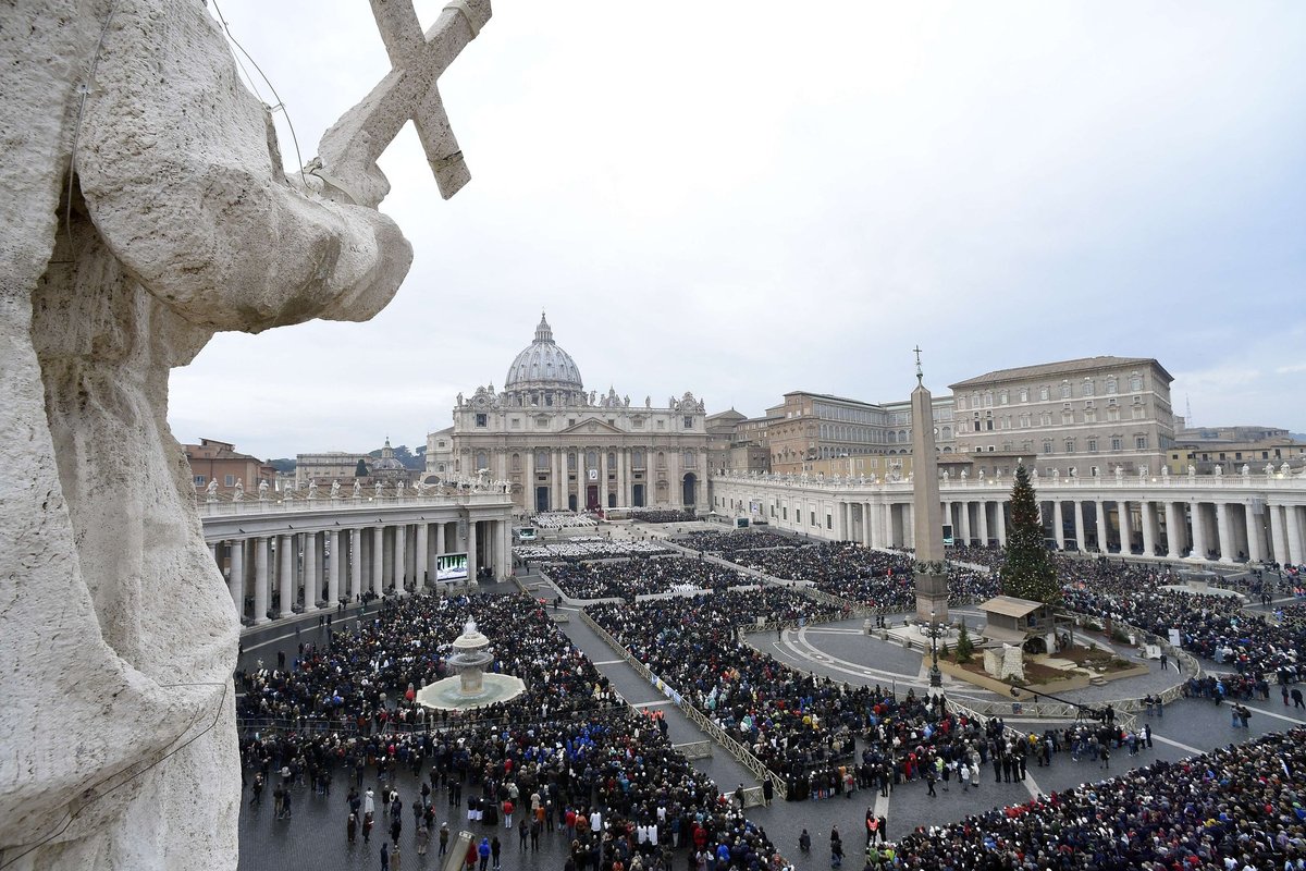 Скандал в Ватикане: 40 священников заказали себе эскорт-услуги для геев -  Delfi RU