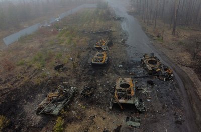 Sudegę rusų šarvuočiai Kijevo apylinkėse. Rusijos karas prieš Ukrainą. 2022 m. balandžio 1 d. 