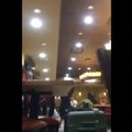 Nufilmuota, kaip Meksiko oro uosto kavinėje po stalais slėpėsi turistai