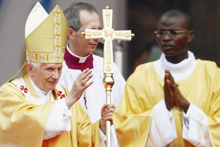 Popiežius Benediktas XVI aukoja mišias vudu bastione Benine