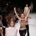 Ant podiumo įsiveržusios „Femen“ aktyvistės apsistumdė su manekene