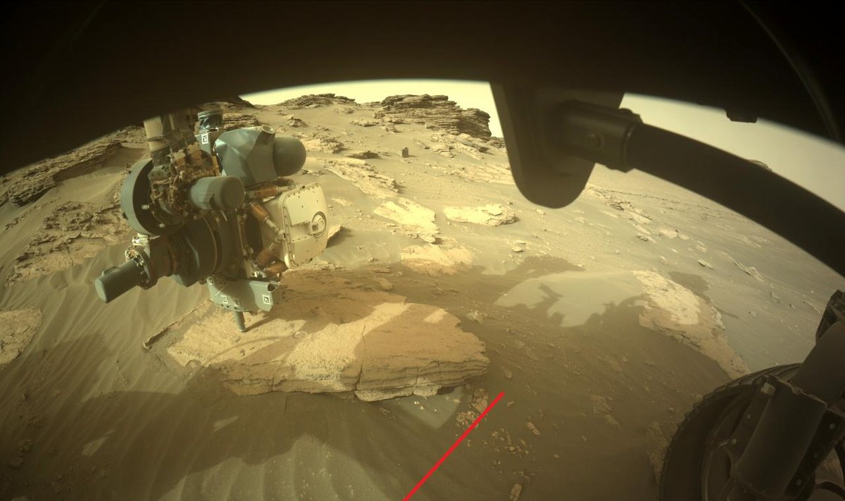 NASA marsaeigis Perseverance aptiko netikėtą objektą Marse. 