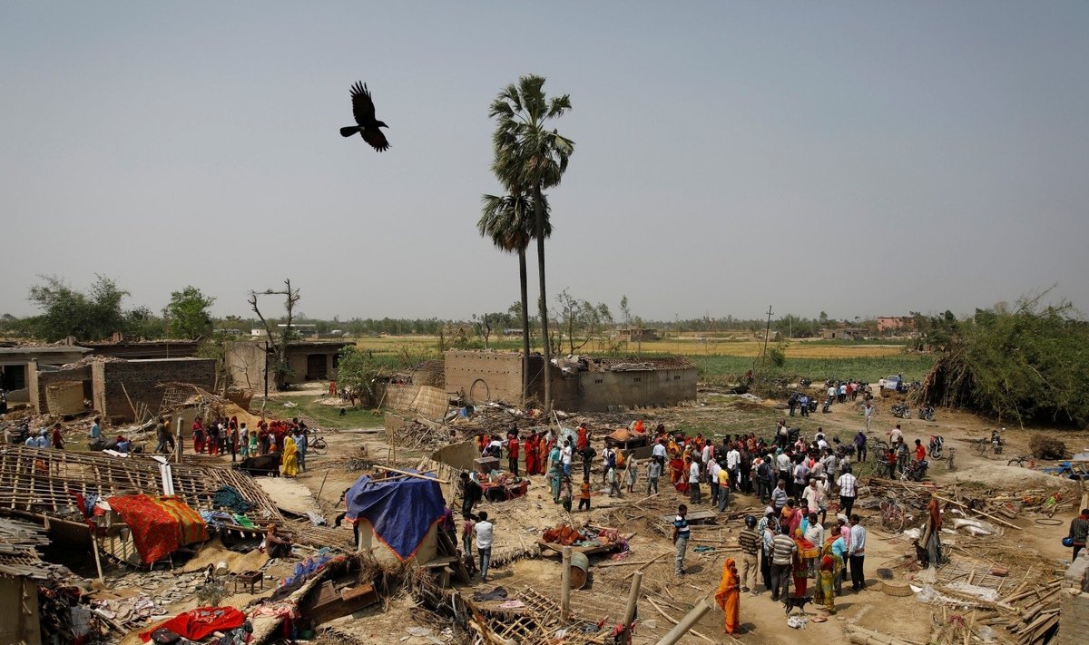 Nepale gelbėtojai mėgina pasiekti audros nusiaubtus rajonus, kur žuvo 28 žmonės