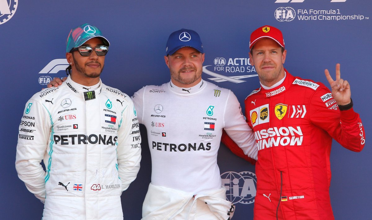 Valtteri Bottas (centre), Lewisas Hamiltonas (kairėje), Sebastianas Vettelis 
