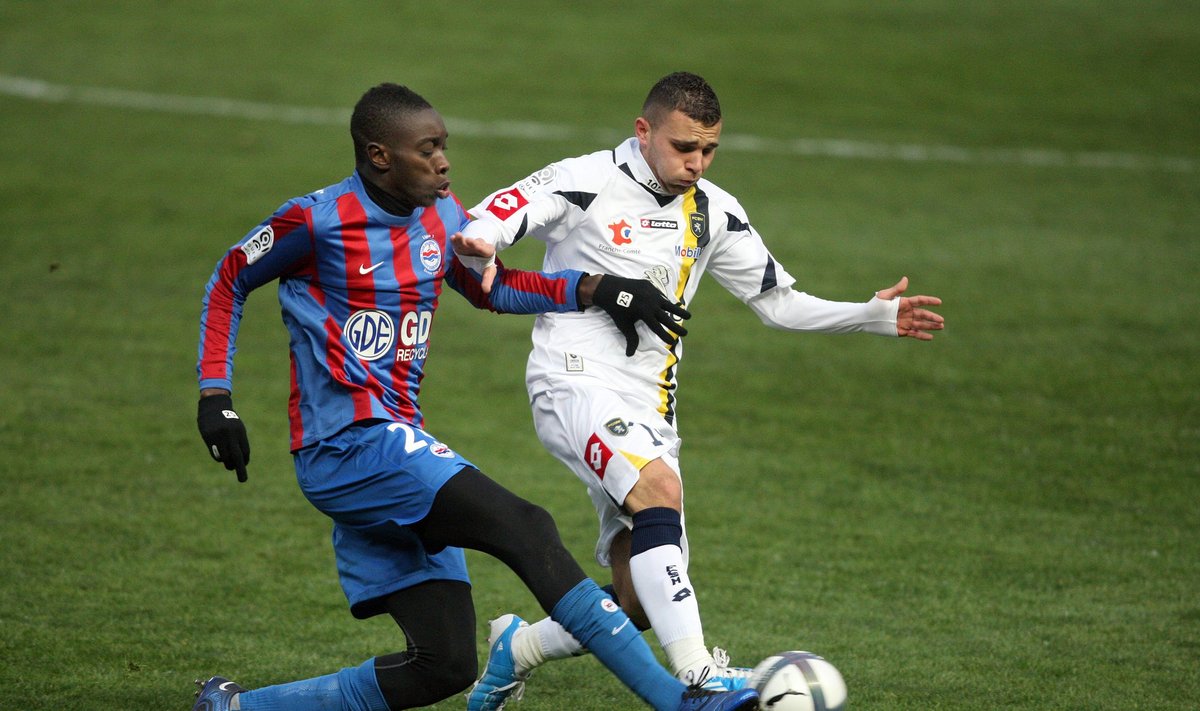 Sambou Yatabare ("Caen", kairėjė) kovoja su Marvinu Martinu ("Sochaux") 