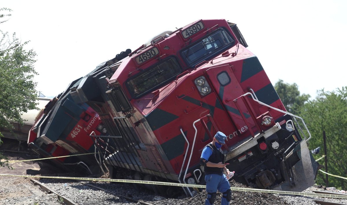 Meksikoje nuo bėgių nulėkus ir ant namų nuvirtus traukiniui, žuvo vienas žmogus