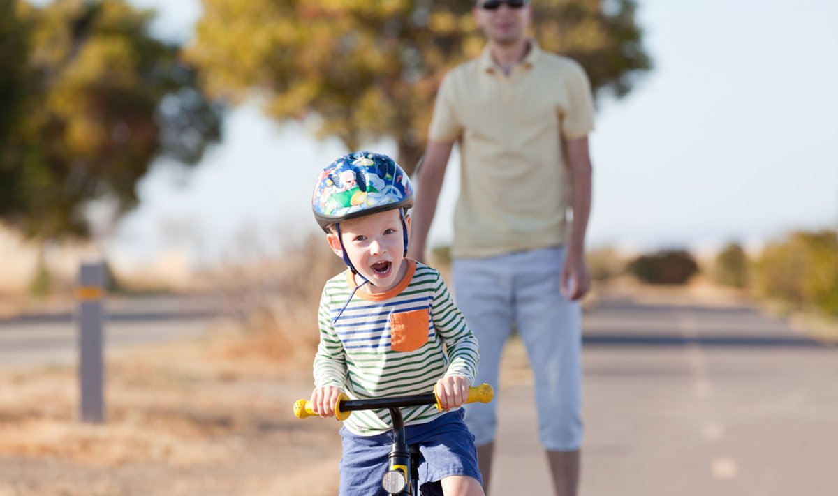 vaikas, berniukas, tėtis, dviratis, šalmas, laisvalaikis