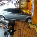 Vaizdo įraše - automobilis įsirėžia į restoraną Šanchajuje