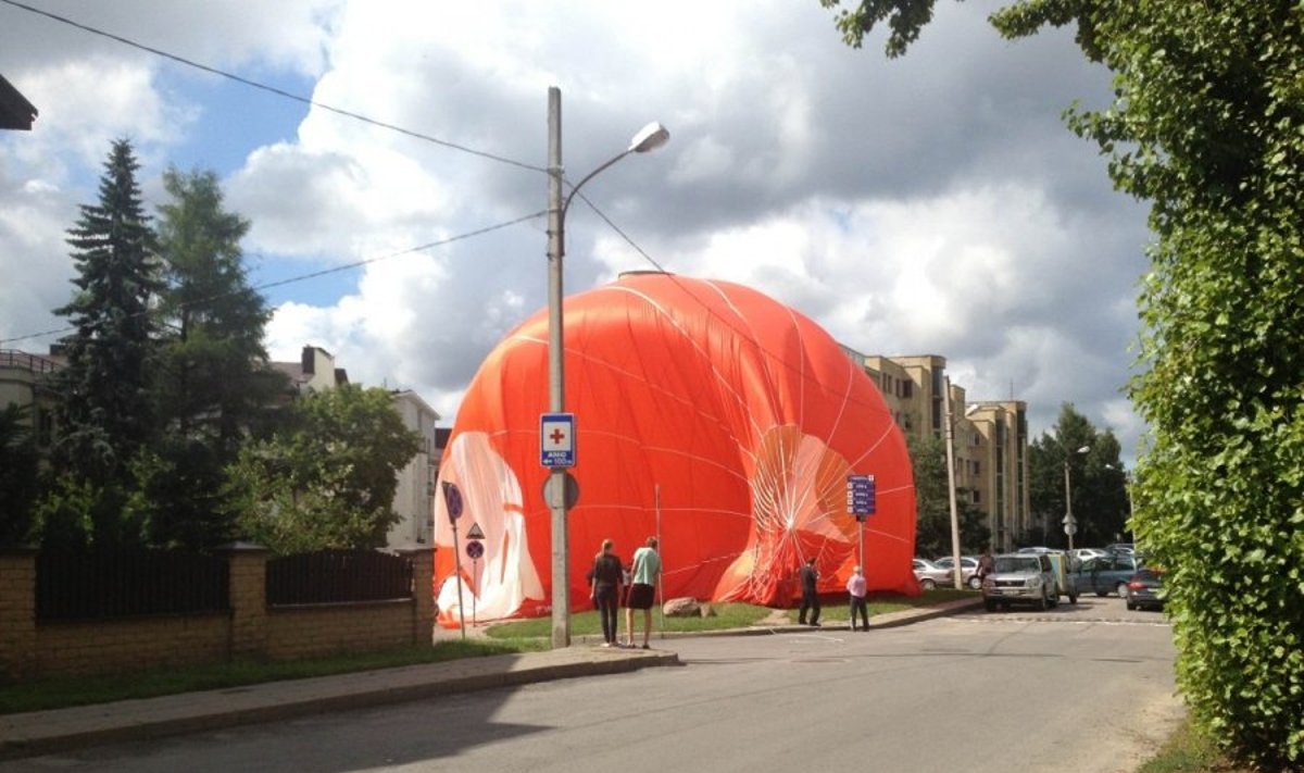 Vilniuje oro balionas leidosi tarp daugiabučių
