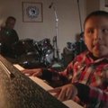 Aklas septynmetis džiazo muzikantas stebina Boliviją