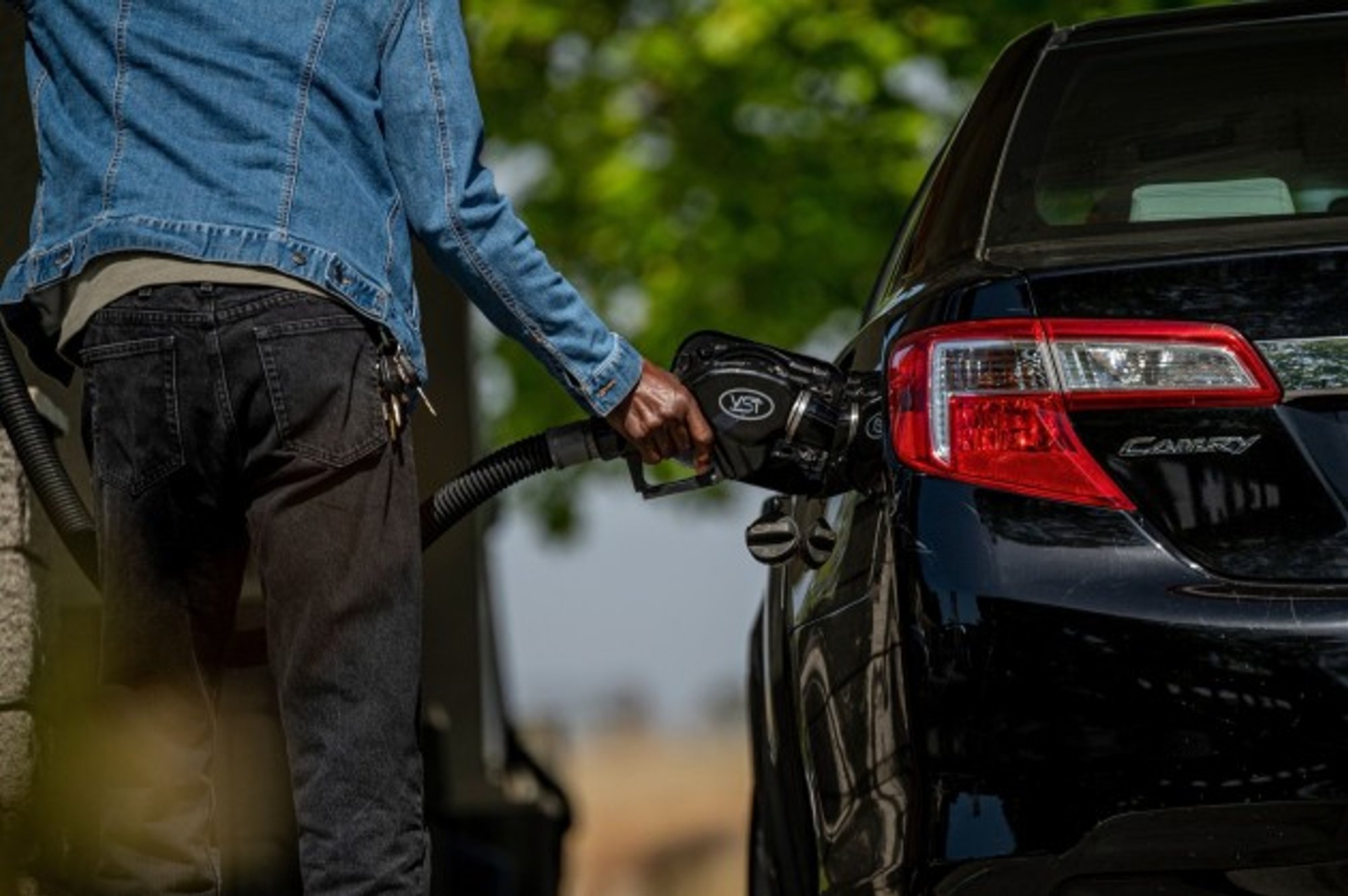 LEA: W zeszłym tygodniu paliwo na Litwie trochę podrożało, w Polsce spadło