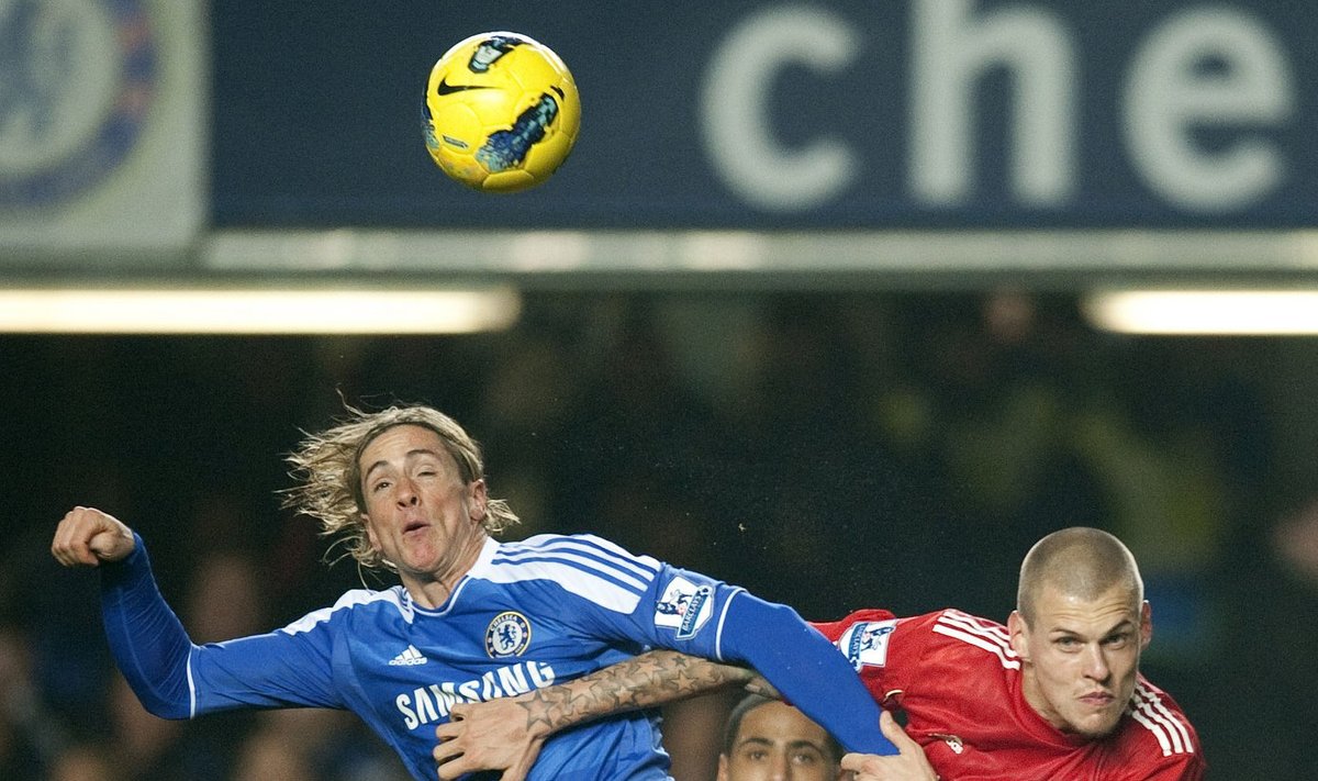 Fernando Torresas ("Chelsea") kovoja su Martinu Skrteliu ("Liverpool")