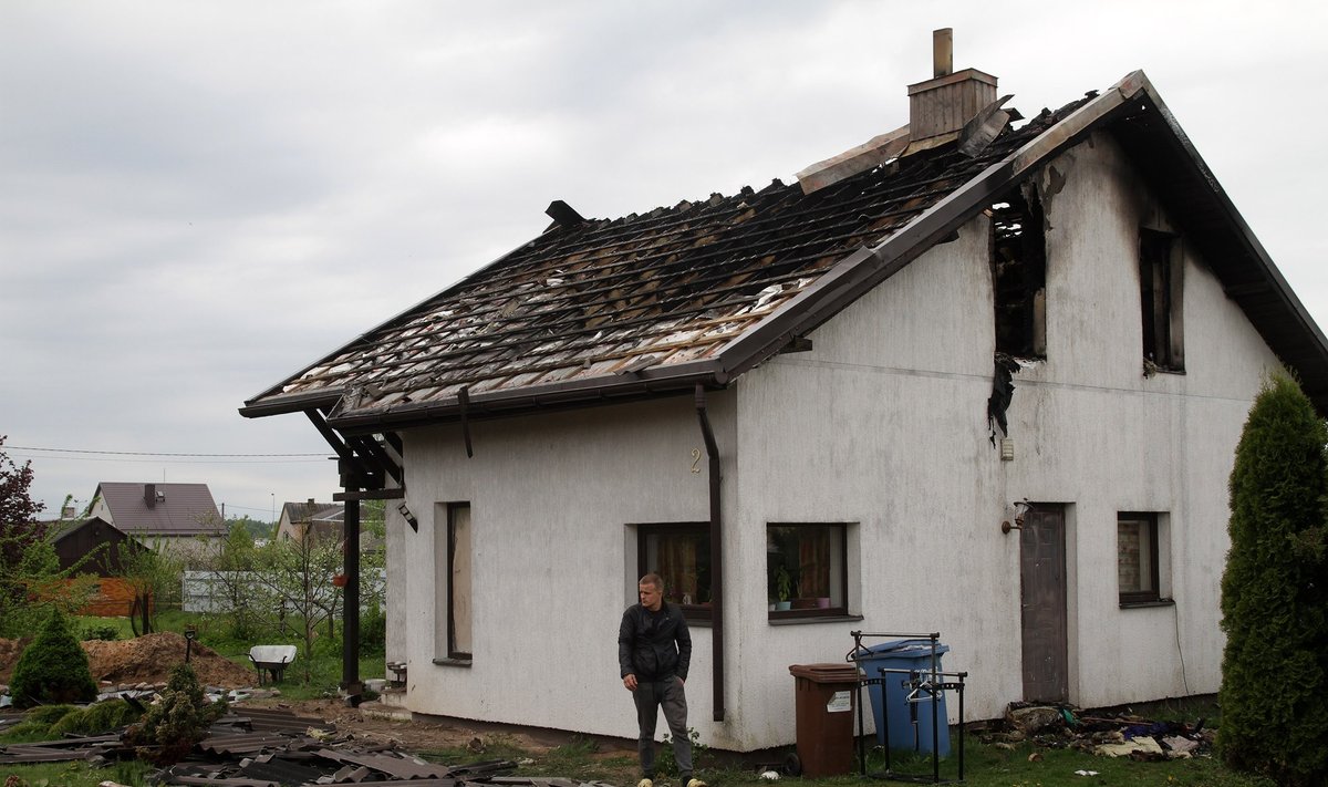 Tragedija Karmėlavoje: tėvas šovė į dukrą, jos draugą ir sudegino namą