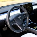Karmėlavoje užblokuotas automobilis „Tesla“: sumuštą vairuotoją bandyta jėga įsodinti į BMW ir apiplėšti