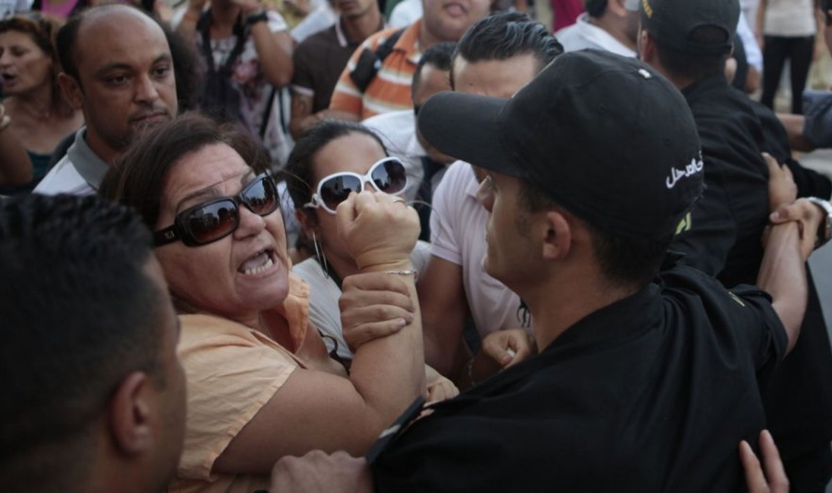 Tunise protestuojama, kad policininkai išžagino moterį ir apkaltino ją nepadoriu elgesiu