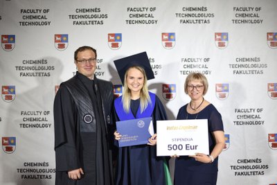 Emilija Juknaitė (viduryje)