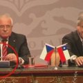 Čekijos prezidentas V.Klausas per spaudos konferenciją „priglaudė“ jam patikusį rašiklį