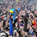 Kijevo protestuotojams netylant: ES stabdo darbą su Ukraina, protestuotojai naikina SSRS simboliką
