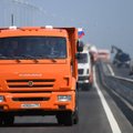 Ant Krymo tilto – spūstys: rusų kariai civiliniais sunkvežimiais gabena šaudmenis